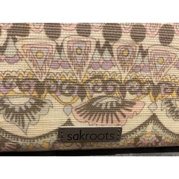 Sakroots Crossbody Wallet Women’s Pasta Gray Aztec - Picture 2 of 7